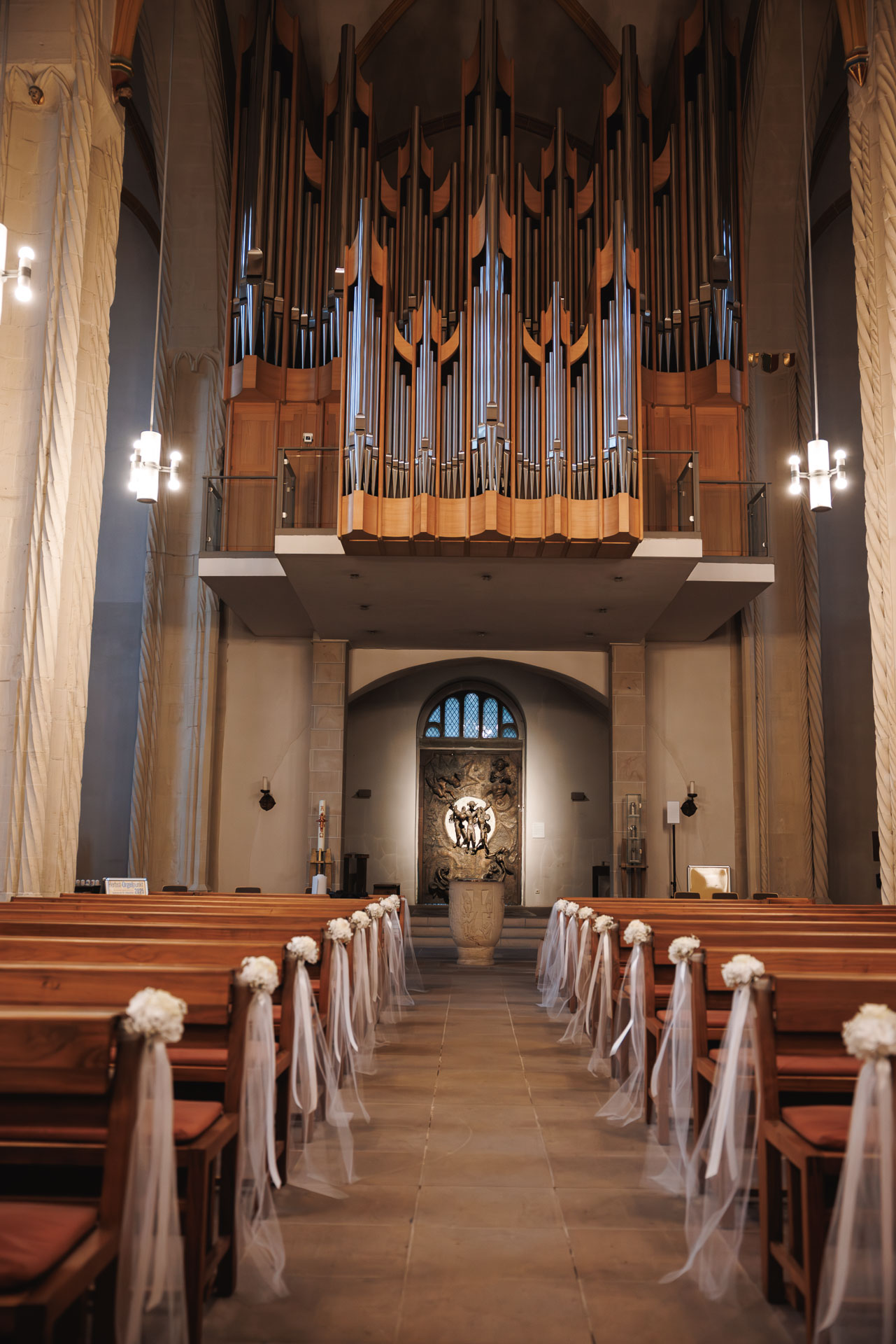 Vorbereitung der Kirche durch Rose & Co mit kleinen Rosen als Blumenschmuck an den Bänken, dezent und harmonisch gestaltet