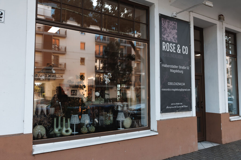 Die Fassade von Rose & Co als Teil des äußeren Erscheinungsbildes des Floristikladens