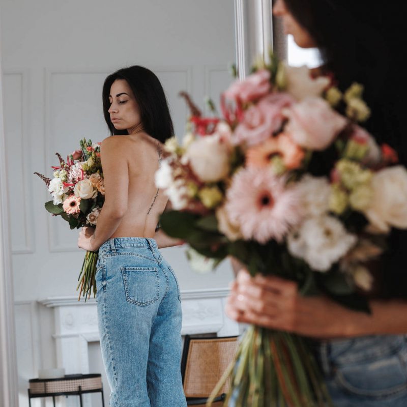 Model präsentiert einen Blumenstrauß als Teil einer floralen Bildkomposition von Rose & Co