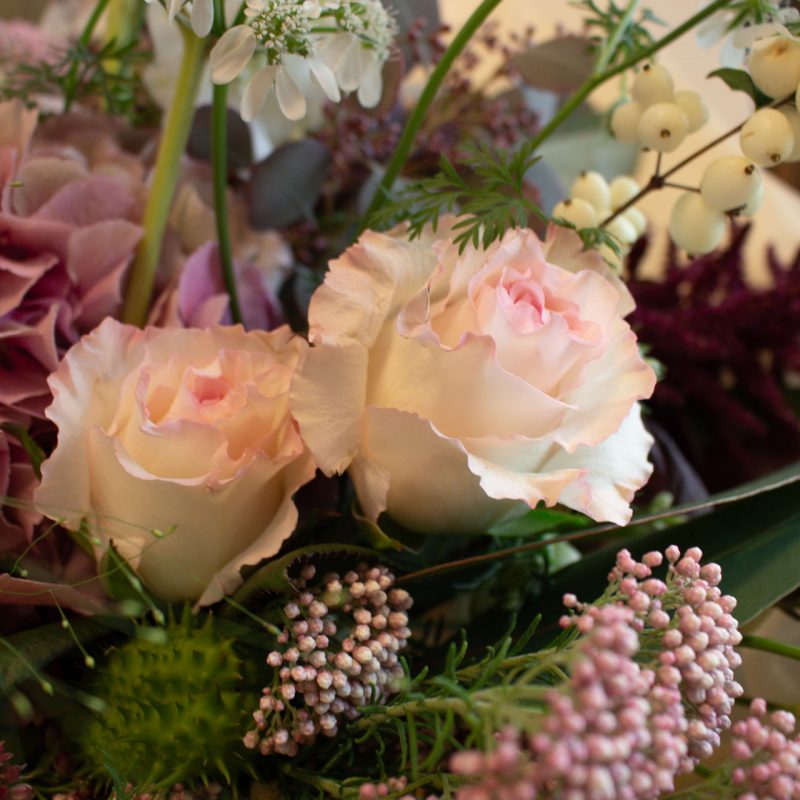 Handgebundener Blumenstrauß aus frischen Blumen, gestaltet von Rose & Co
