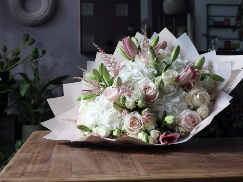 Floraler Strauß von Rose & Co, handwerklich gefertigt und mit Liebe zum Detail gestaltet