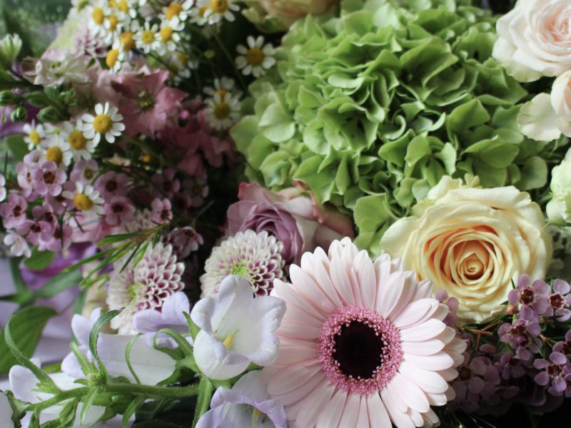 Zeitgemäßer Blumenstrauß von Rose & Co mit klarer Gestaltung und natürlicher Wirkung