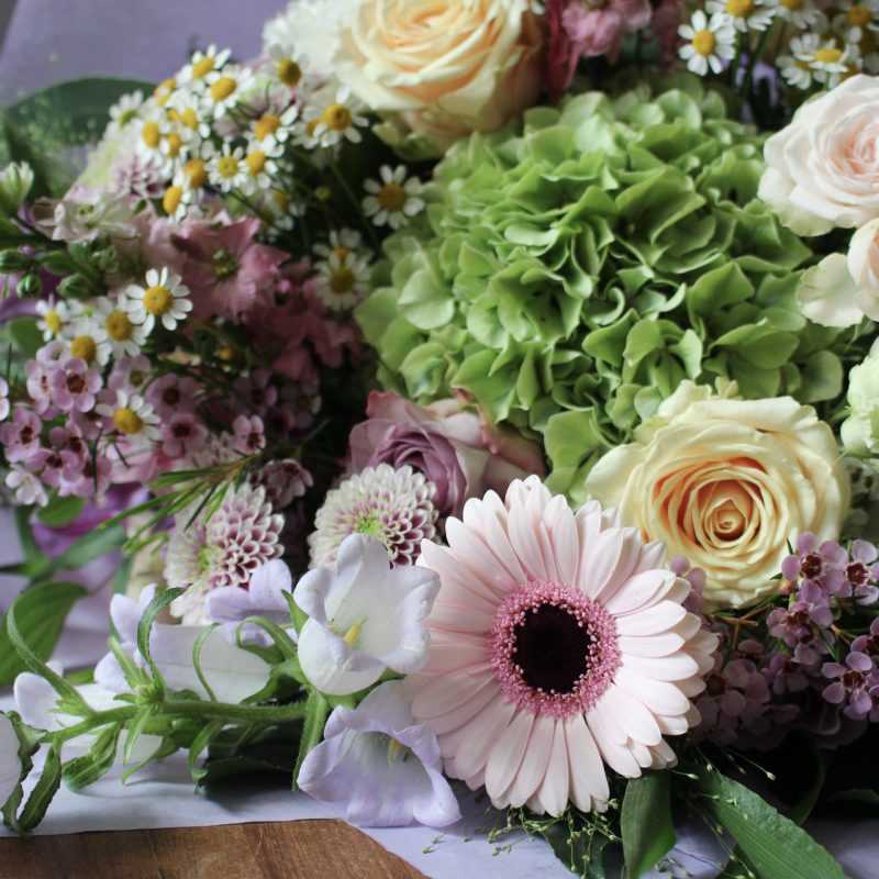 Zeitgemäßer Blumenstrauß von Rose & Co mit klarer Gestaltung und natürlicher Wirkung