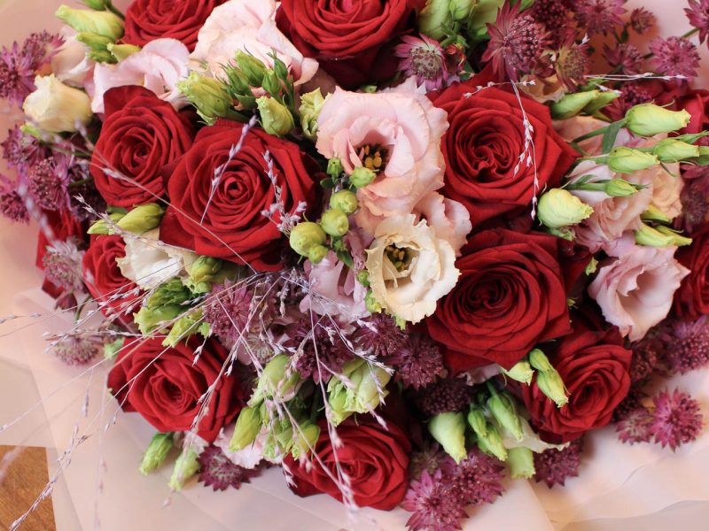 Handgebundener Blumenstrauß aus frischen Blumen, gestaltet von Rose & Co