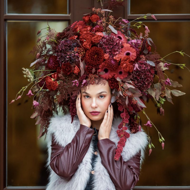Künstlerisches florales Fotoshooting von Rose & Co mit einem Model und einer ausdrucksstarken Blumenpracht als Kopfschmuck