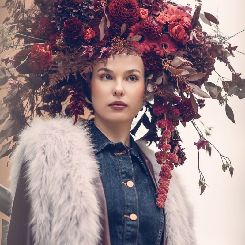 Künstlerisch inszeniertes Fotoshooting von Rose & Co, bei dem florale Gestaltung und Mode zu einer ausdrucksstarken Bildwelt verschmelzen