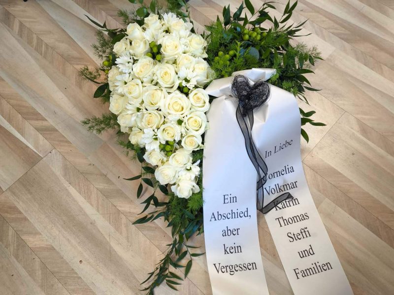 Hochwertig gearbeiteter Trauerkranz von Rose & Co mit einer ruhigen und harmonischen Gestaltung