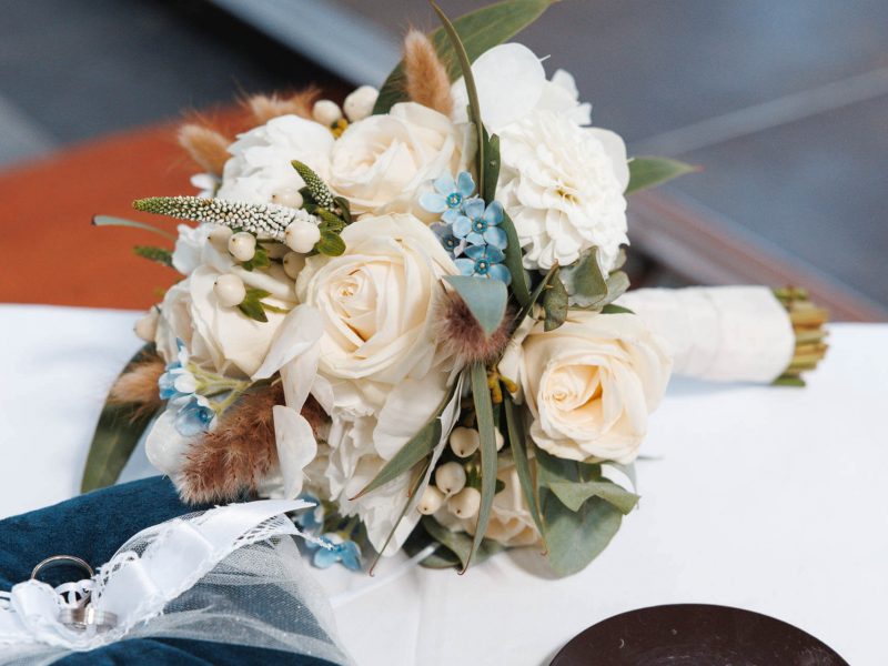 Handgebundener Brautstrauß aus frischen Blumen, gestaltet von Rose & Co