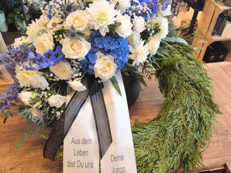 Stilvoll gestalteter Trauerkranz von Rose & Co, der Respekt, Verbundenheit und Erinnerung zum Ausdruck bringt