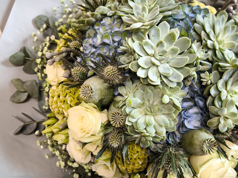 Zeitgemäßer Blumenstrauß von Rose & Co mit Sukkulenten, Kornblumen und üppigem Grün, klar gestaltet und modern interpretiert