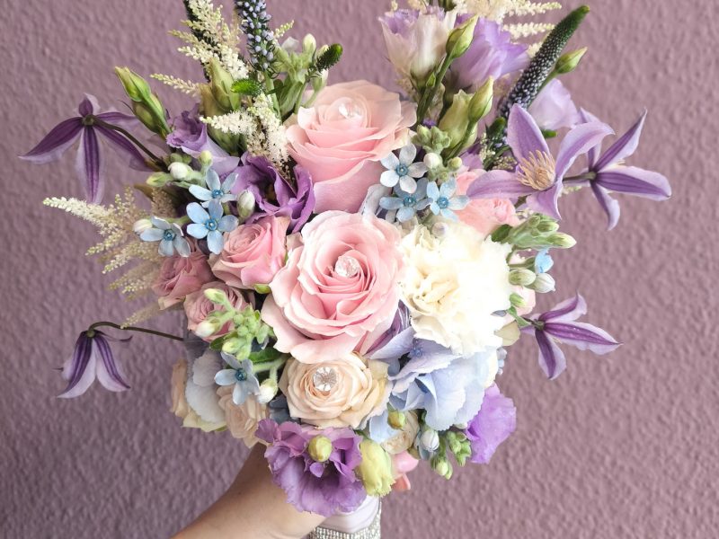 Zart gestalteter Brautstrauß in Pastellfarben von Rose & Co, harmonisch abgestimmt und ideal für eine elegante Hochzeitsgestaltung